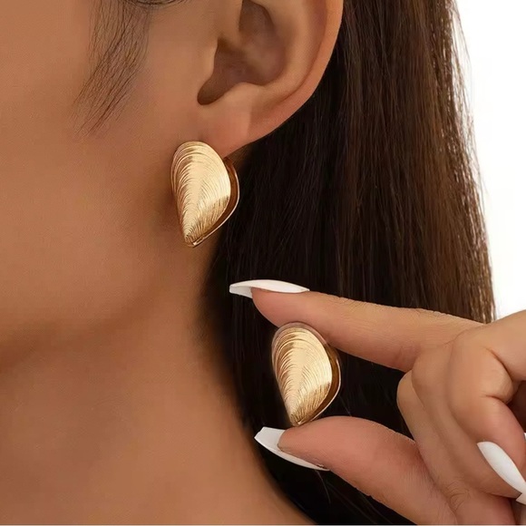 NEW | 18K Gold Plated Elegant Earrings - Picture 3 of 6